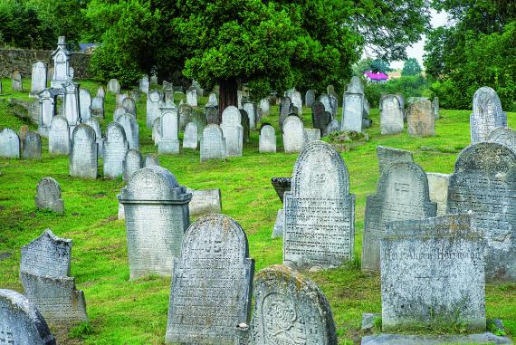 Mehr als einhundert Grabsteine stehen auf hügeligem Rasen im jüdischen Friedhof Hotzenplotz, dem nach Prag größten jüdischen Friedhof in Tschechien.