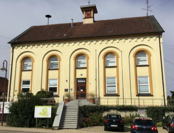 Das Rathaus der Gemeinde Riesburg in Pflaumloch - früher die Synagoge von Pflaumloch 