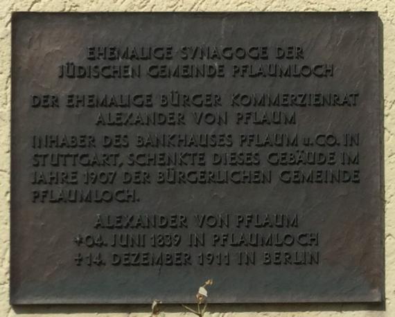 Die 1984 am Rathaus Pflaumloch angebrachte Gedenktafel zur Erinnerung an die ehemalige Synagoge in Pflaumloch