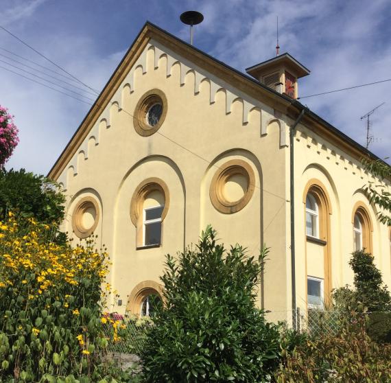 Das Rathaus der Gemeinde Riesbürg in Pflaumloch in einer Seitenansicht - früher die Synagoge von Pflaumloch