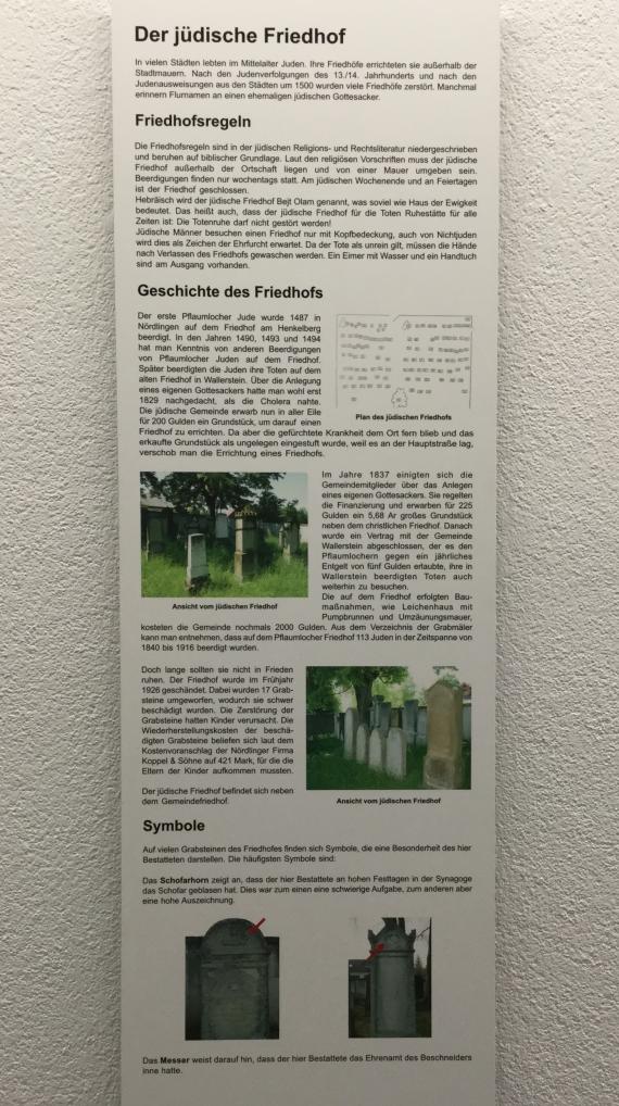 Informationstafel der Dauerausstellung zur Geschichte der jüdischen Gemeinde Pflaumloch im Rathaus Pflaumloch
Der jüdische Friedhof