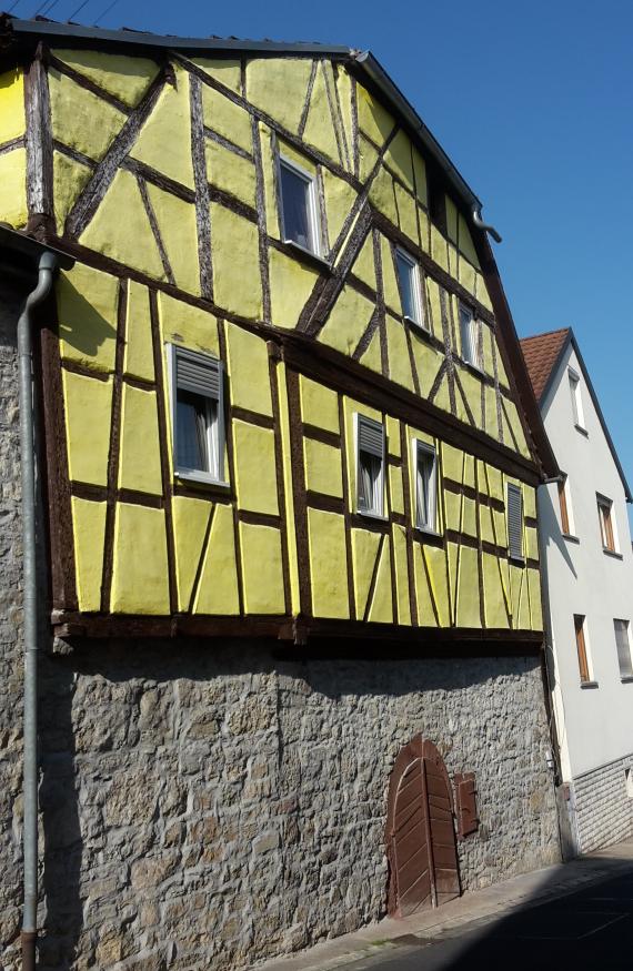 Geschäft für Landesprodukte von Jakob Hirschenberger. Die Mazzenbäckerei befand sich im Nebengebäude. Ein gelbes renoviertes Fachwerkhaus, mit ebenerdig zu erreichendem historischem Keller.