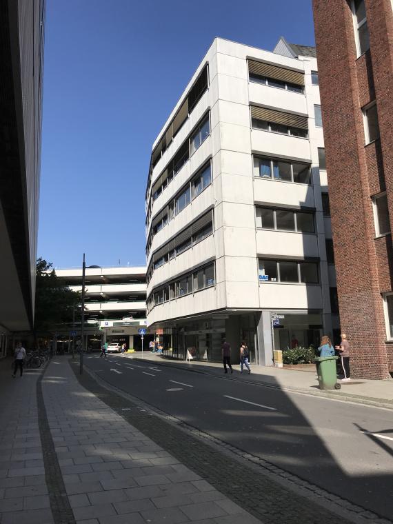 Verkehrsstraße in Oldenburg, rechts ein mehrstöckiges weißes Haus.