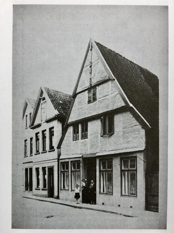 Schwarz-weiß Fotografie der ersten Synagoge in der Mühlenstraße.