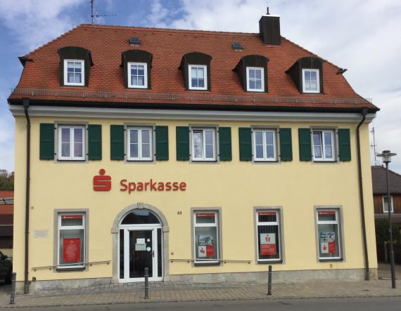 The building of the Kreissparkasse Wallerstein, newly built in 1979, in architecture modeled on the architectural style of the former synagogue at this location.