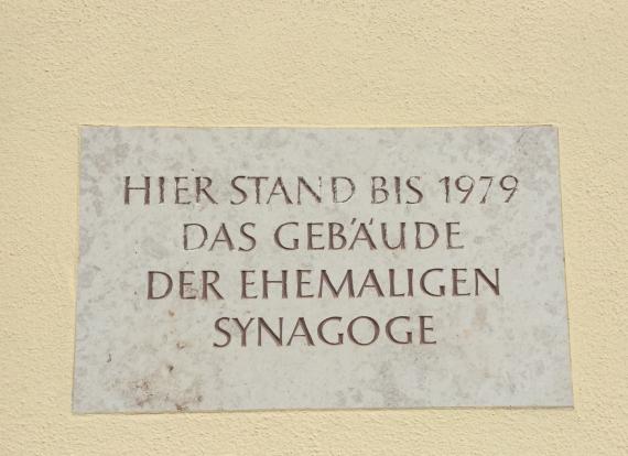 Gedenktafel an die ehemalige Synagoge Wallerstein, -  angebracht an der Außenfassade der Kreissparkasse Wallerstein