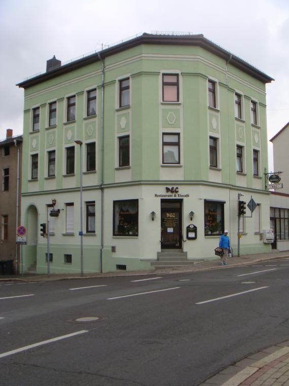 Two-storey corner house with entrance at the corner of the house