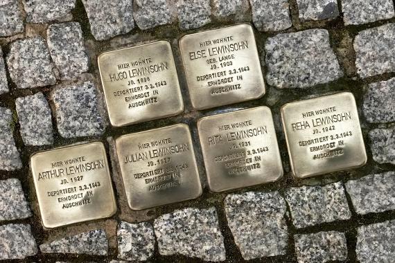 Stolpersteine für die Familie Lewinsohn in Berlin-Hohenschönhausen Stolpersteine for the Lewinsohn family in Berlin-Hohenschönhausen. "Here lived Hugo Lewinsohn, born 1898, deported 3.3.1943, murdered in Auschwitz. "