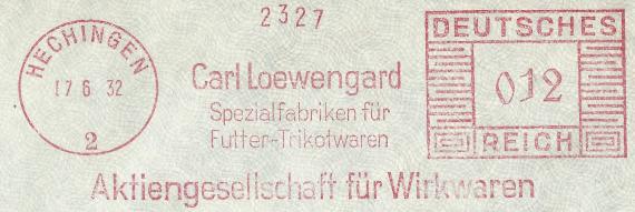 Briefumschlag der Firma Carl Loewengard, versandt am 17. Juni 1932. Den oberen Rand ziert ein roter Firmenstempel, - links kreisrund wie ein Poststempel - Hechingen - 17.6.32 - rechts ein rechteckiger Stempel Deutsches Reich mit der Angabe des Briefportos - 012. In der Mitte, flankiert von beiden Stempeln - Carl Loewengard, Spezialfabriken für Futter-Trikotwaren, - Aktiengesellschaft für Wirkwaren. Spezialfabriken für Futter-Trikotwaren, - Aktiengesellschaft für Wirkwaren,