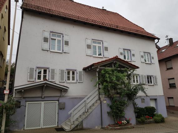 Gebäude der Alten Synagoge in Remseck-Hochberg. Zweigeschossiges traufständiges Haus mit Treppenaufgang zum Eingang.