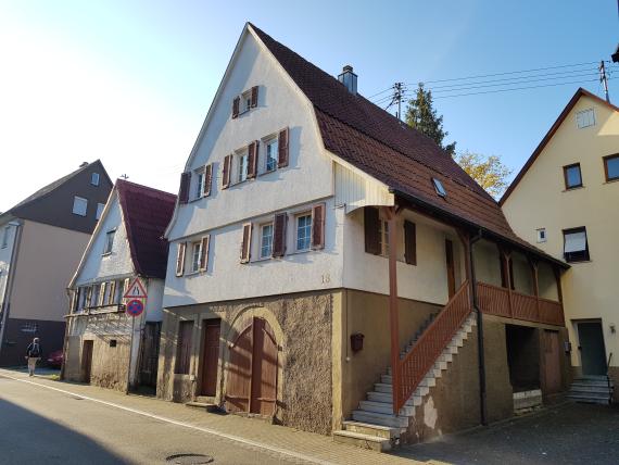 Zweistöckiges giebelständiges Wohnhaus mit Außentreppe. 