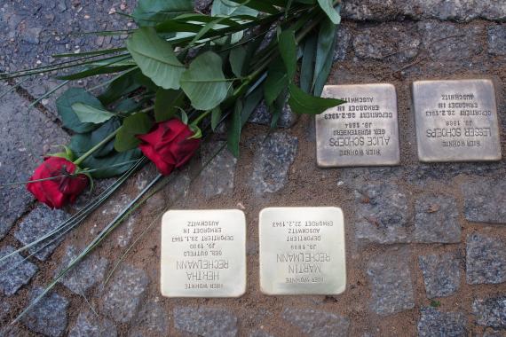 Stolpersteine Martin Rechelmann, Herta Rechelmann und Nachbarn Martin and Herta Rechelmann lived in Cuxhavener Straße before the deportation. The Stolpersteine could not be laid there, because the part of the street no longer exists. Therefore the stones were laid nearby - Bachstraße 1. They were decorated with red roses after laying.