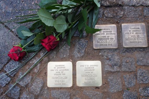 Martin and Herta Rechelmann lived in Cuxhavener Straße before the deportation. The Stolpersteine could not be laid there, because the part of the street no longer exists. Therefore the stones were laid nearby - Bachstraße 1. They were decorated with red roses after laying.