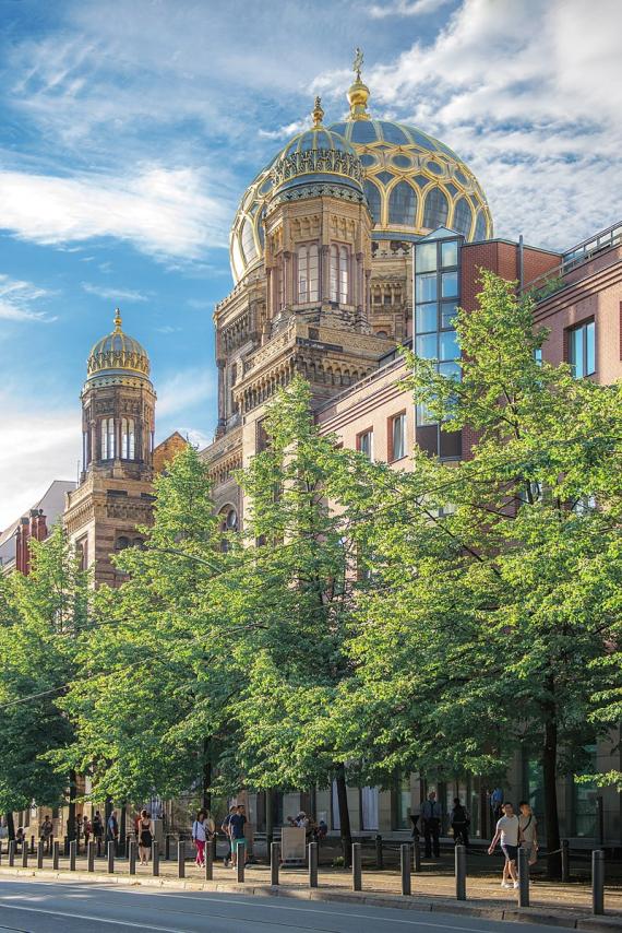 Seitliche Ansicht auf die prachtvolle Synagge in der Oranienburger Straße. Gebaut im orientalischen Stil, mit zwei kleinen und einer großen goldenen Kuppel ausgestattet.