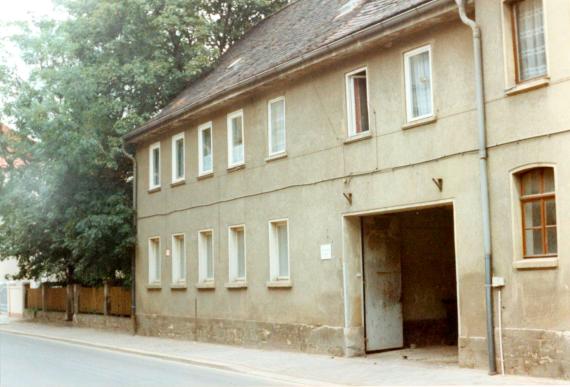 Haus an einer Hauptstraße mit Toreinfahrt für Pferde- und Kuhgespanne