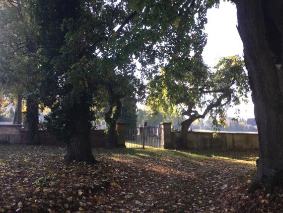  Aufgang zum Jüdischen Friedhof Nördlingen mit der Friedhofsmauer und dem Eingangstor im Hintergrund