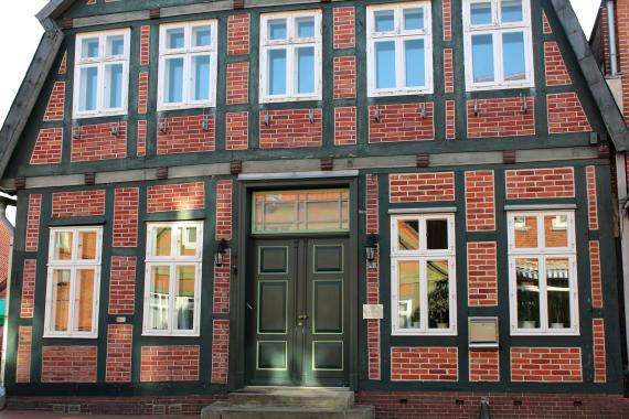 Former Jewish prayer house and birthplace of Kurt Löwenstein: front view of a half-timbered house in the center of the town of Bleckede