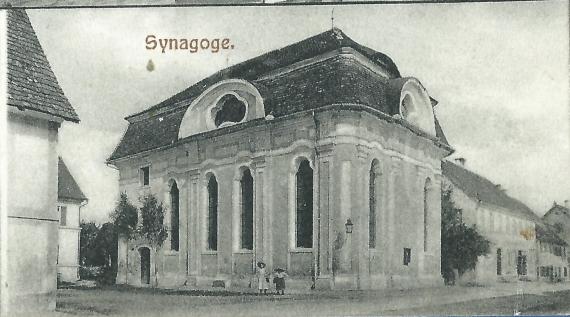 Schwarz-weiß-Fotografie der ehemaligen Synagoge in Altenburg