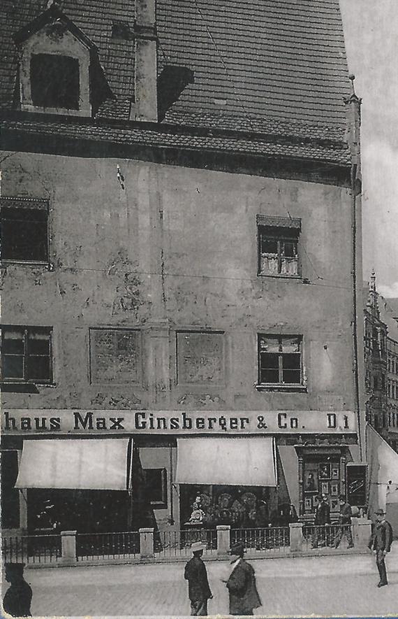 Die Untere Maximilianstraße und Weberhaus um 1915 mit dem Modewarengeschäft Max Ginsberger & Co.  - Ausschnittvergrößerung Modewarengeschäft Max Ginsberger & Co.