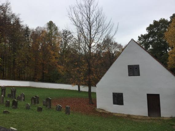 Jewish cemetery Mönchsdeggingen - View to the Tahara house with part of the cemetery