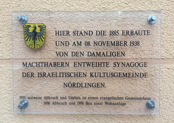 Gedenktafel an die ehemalige Synagoge, -  angebracht an der 1998 neu gebauten Wohnanlage