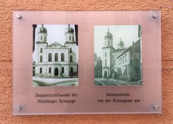 Commemorative plaque with 2 historical photographs of the former synagogue, - attached to the new residential complex built in 1998.