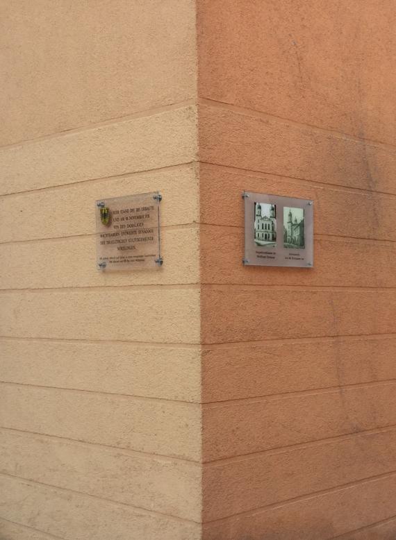 View of the two commemorative plaques to the former synagogue, - attached to the new residential complex built in 1998.