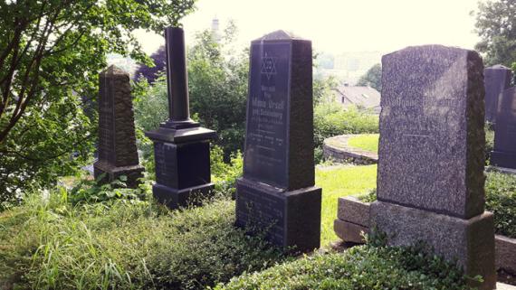 Graue Grabsteine auf einem Friedhof