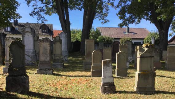 Jüdischer Friedhof Pflaumloch - Blick auf den Friedhof mit Eingangstor und Grabsteinen