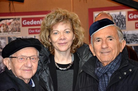 Holocaust survivors Henry Korman (left) and Salomon Finkelstein with curator Corinna Luedtge in the exhibition Time to Remember in the cemetery's sermon hall, 2015