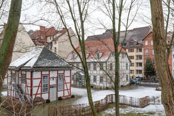 Die Synagoge in Göttingen, Blick vom Stadtwall herunter in den Gemeindegarten, im Hintergrund das Gemeindehaus Angerstraße 14 (2018)