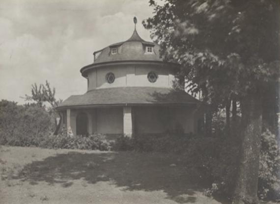 Aussegnungshalle (1928–1938) auf dem Jüdischen Friedhof. Der pagodenartige, neobarocke Stil ist typisch für den Architekten Hans Heckner.