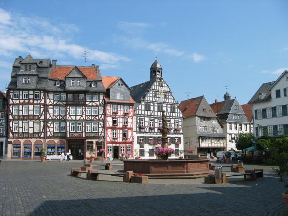 Marktplatz mit altem Rathaus