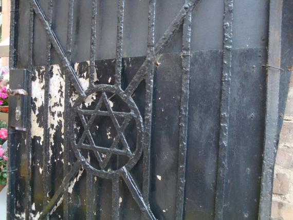 Star of David at the entrance gate to the Jewish cemetery Schmidtmannstraße 35