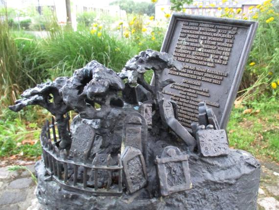 Monument to the former Jewish cemetery by Alfred Grimm in the Dinslaken town park.