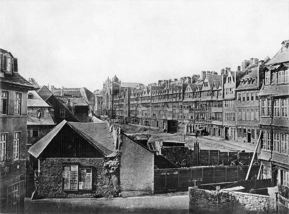 Südlicher Bereich der Judengasse, 1868. Die Häuser an der Ostseite (rechts) stehen noch, auf der Westseite sind sie weitgehend abgerissen. Fotografie von Carl Friedrich Mylius.