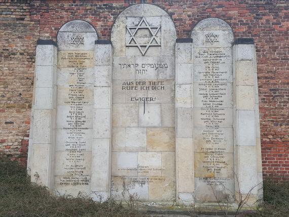 Zentrale Gedenktafel der Holocaustgedenkstätte