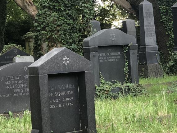 Grabsteine auf dem Jüdischen Friedhof Köln-Mülheim