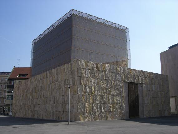 Die neue Hauptsynagoge (Ohel-Jakob-Synagoge) am St.-Jakobs-Platz in München; rechts im Hintergrund das Jüdische Museum