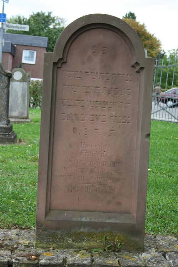 Gravestone for Jullchen Sommer (1857-1896)