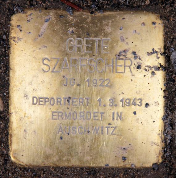 Stumbling Stone Almstadtstr 7 (center) Grete Szarfscher