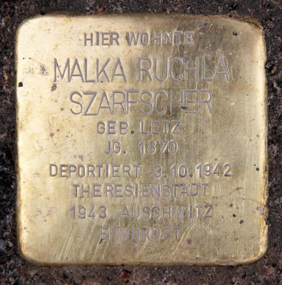 Stumbling Stone Almstadtstr 7 (center) Malka Ruchla Szarfscher
