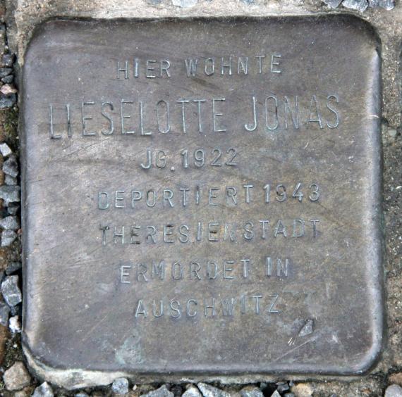 Stumbling Stone Annenstr 8a (center) Lieselotte Jonas