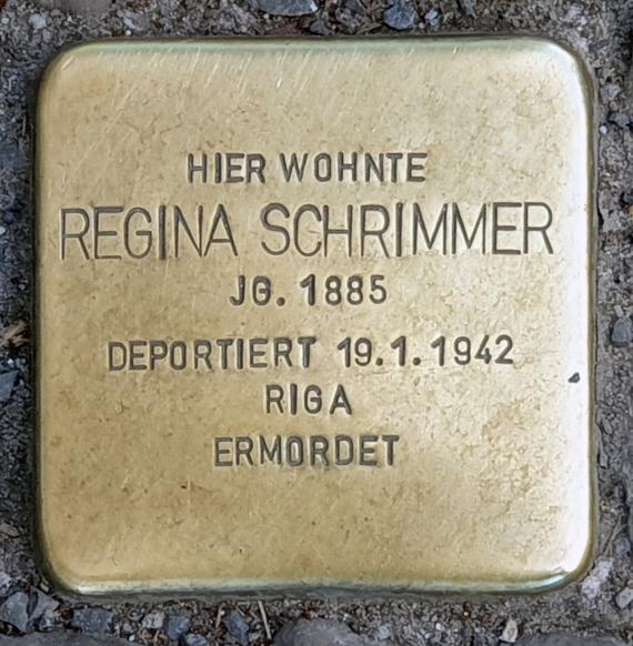 Stumbling Stone Auguststr 17 (center) Regina Schrimmer2