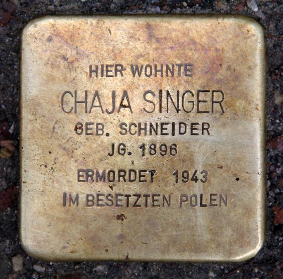 Stumbling stone Choriner Str 81 (center) Chaja Singer