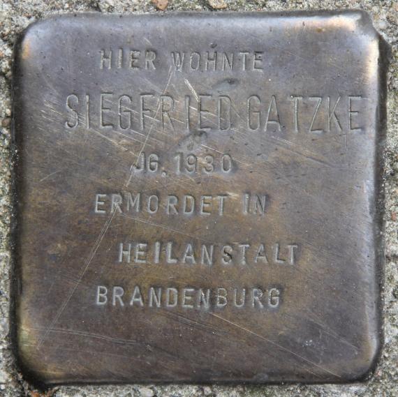 Stumbling block Courbièrestr 15 (Schön) Siegfried Gatzke