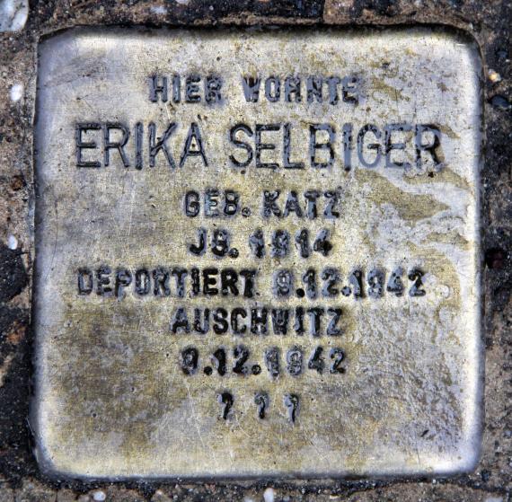 Stumbling stone Güldenhofer Ufer 10 (Baums) Erika Selbiger