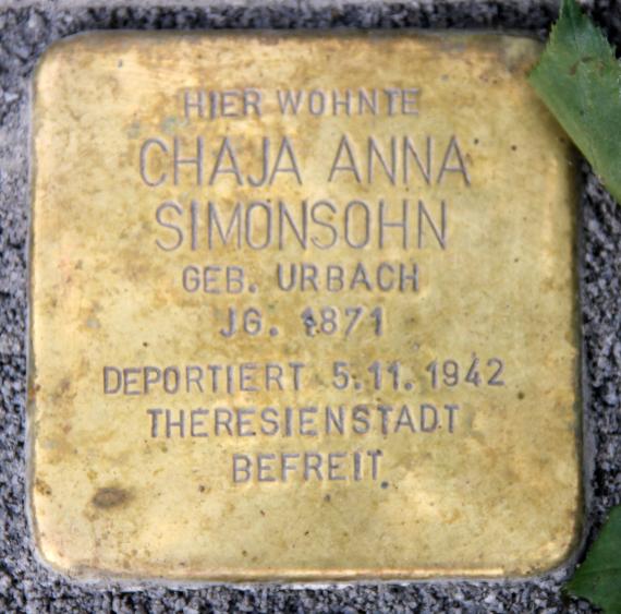 Stumbling Stone Lichtenberger Str 32 (center) Chaja Anna Simonsohn