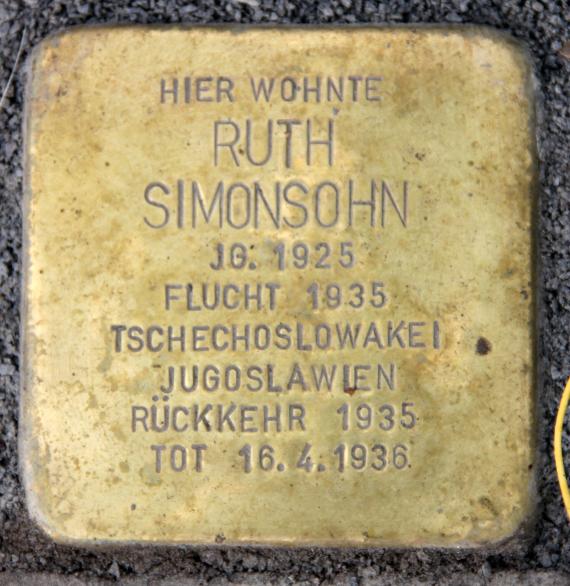 Stumbling Stone Lichtenberger Str 32 (center) Ruth Simonsohn