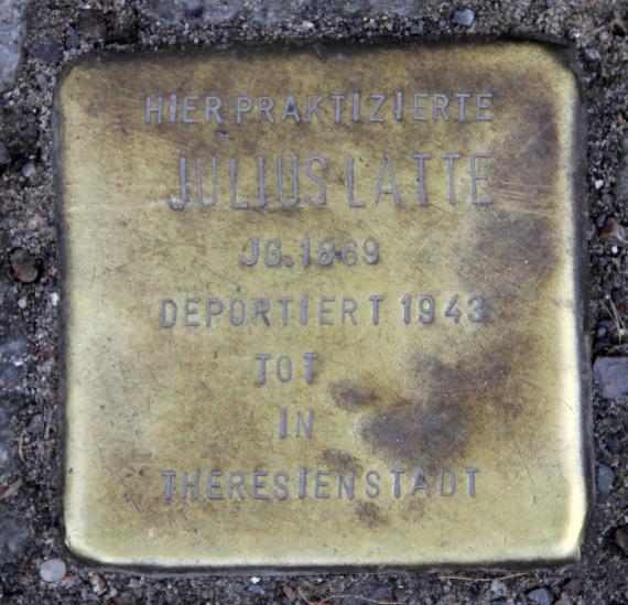 Stumbling Stone Neue Roßstr 17 (center) Julius Latte